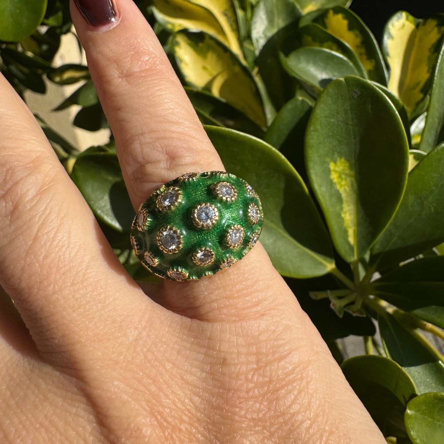 טבעת זהב צהוב 18 קראט משובצת יהלומים ואמייל ירוק