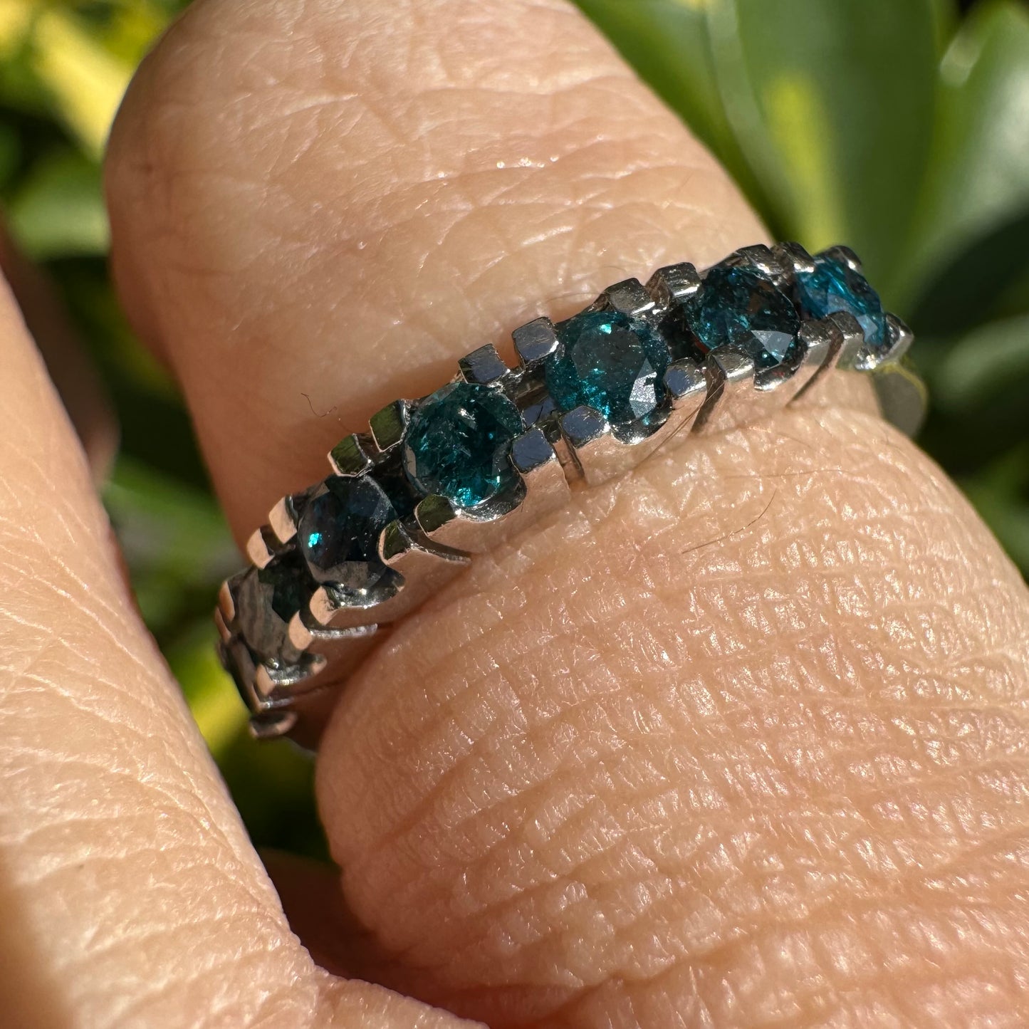 טבעת זהב לבן 14 קראט, חצי איטרניטי, משובצת יהלומים בצבע כחול