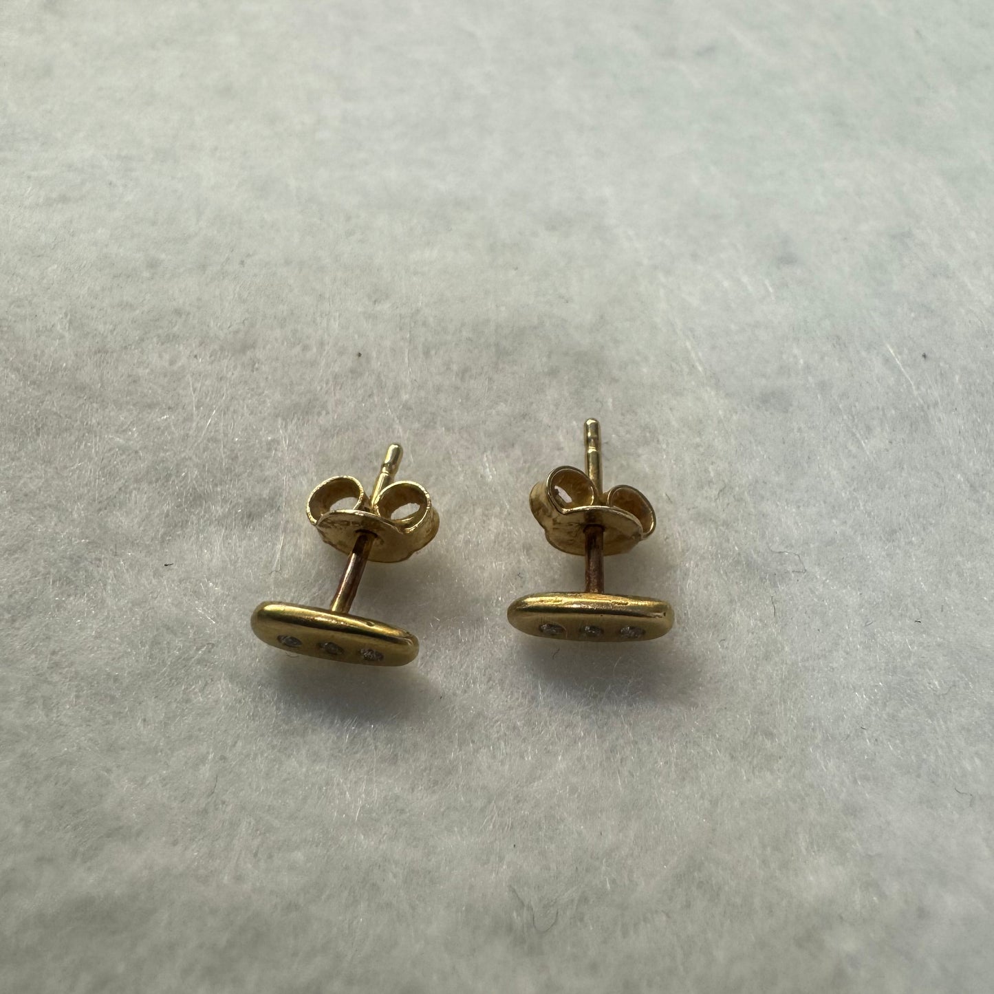 18K gold stud earrings set with 3 Diamonds