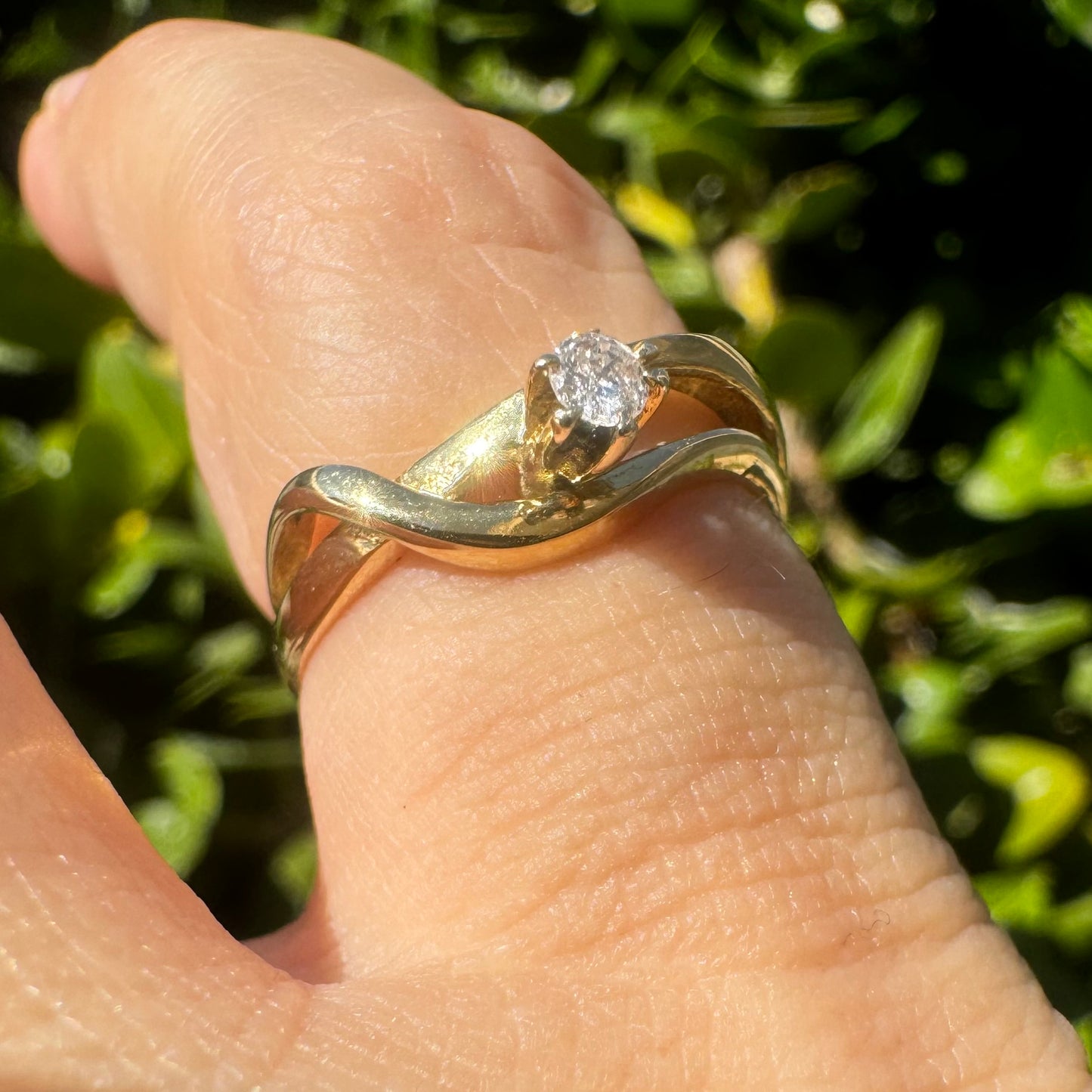 טבעת זהב צהוב 14 קראט משובצת יהלום מרכזי במשקל 0.11 קראט