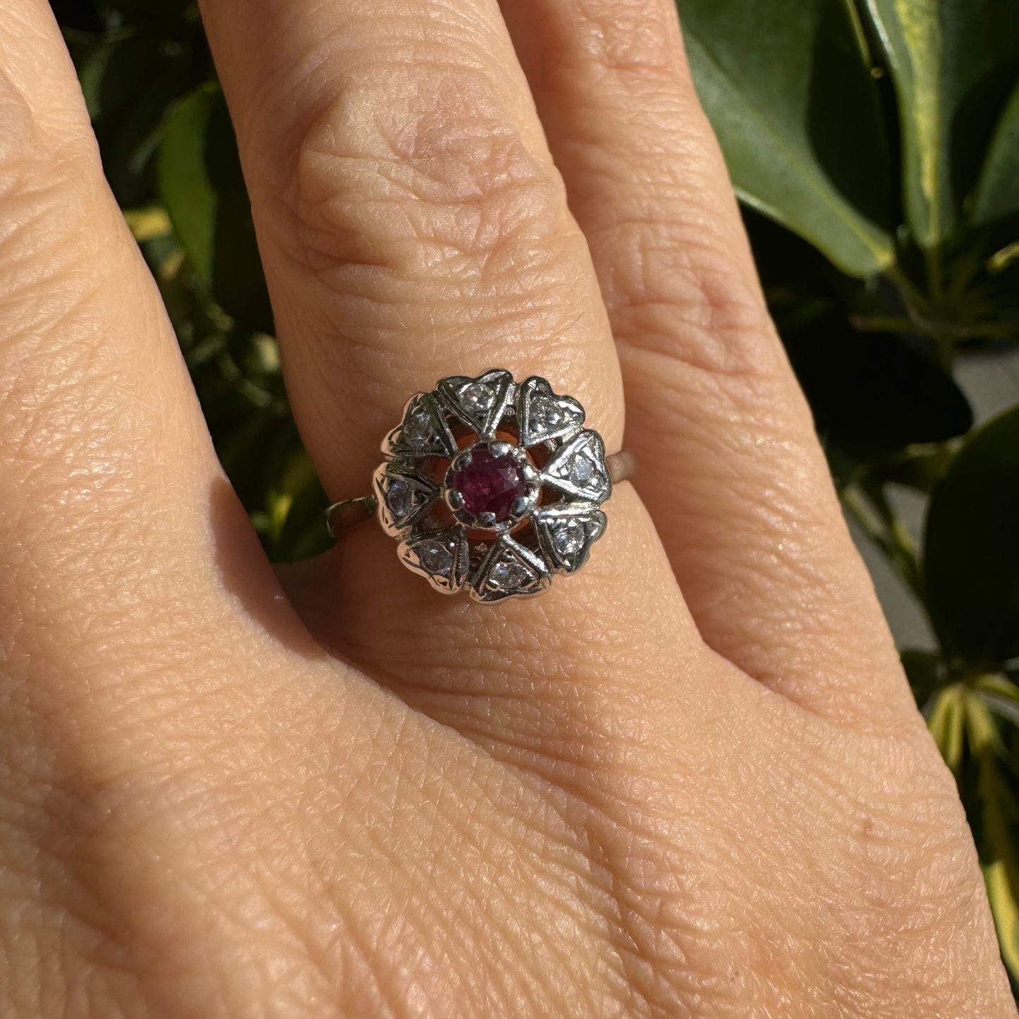 טבעת זהב לבן 14 קראט משובצת אבן רובי ויהלומים