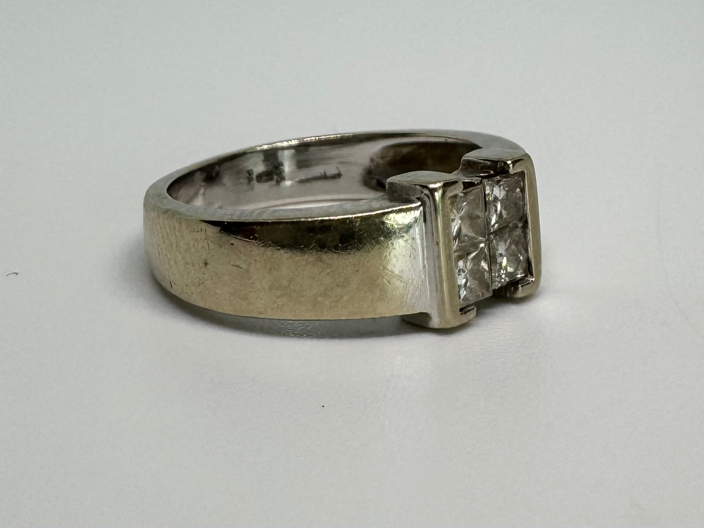 14K gold ring set with Diamonds