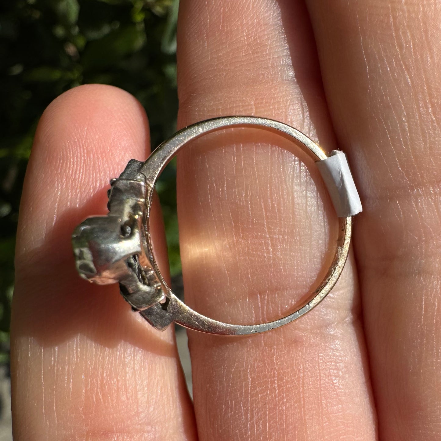 טבעת זהב צהוב ולבן 14 קראט משובצת אבני אמרלד ויהלומים