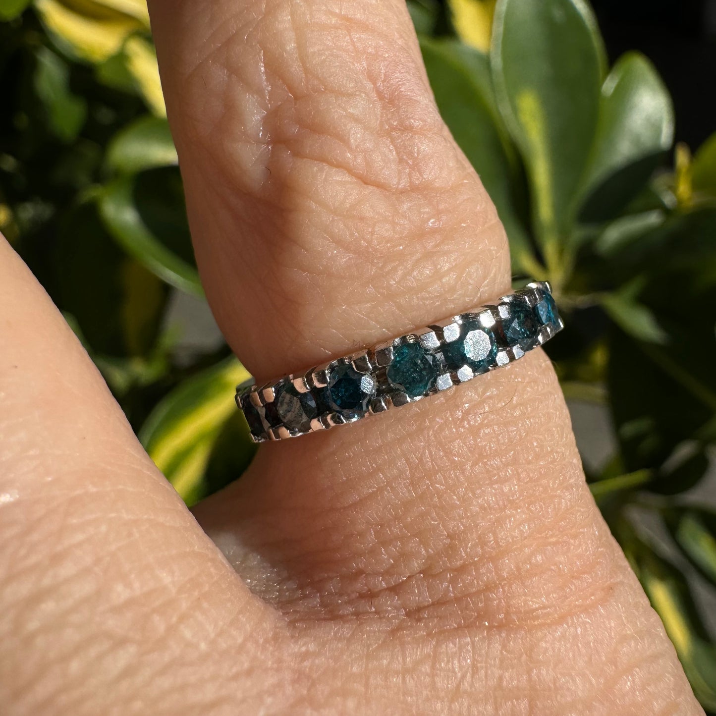 טבעת זהב לבן 14 קראט, חצי איטרניטי, משובצת יהלומים בצבע כחול