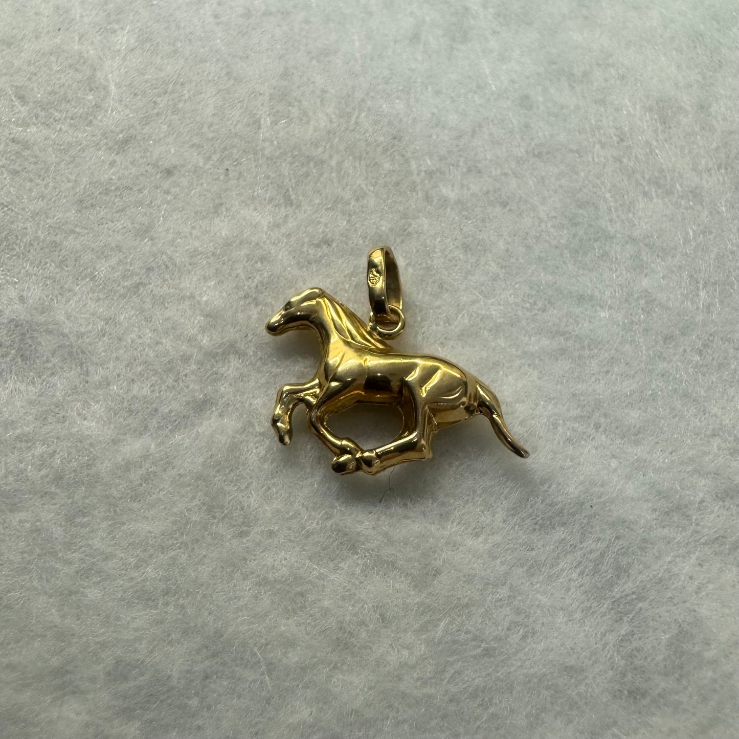 18K gold horse pendant