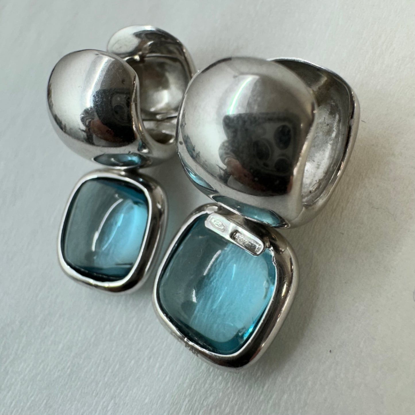 18K gold drop earrings featuring cushion-shaped Aquamarine in a smooth bezel setting, with a polished, modern design.