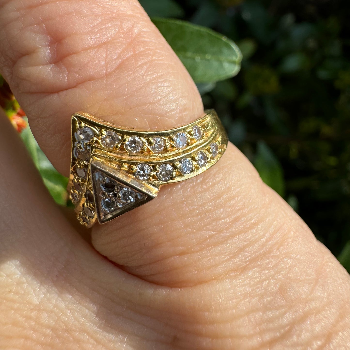 18K gold ring set with Diamonds