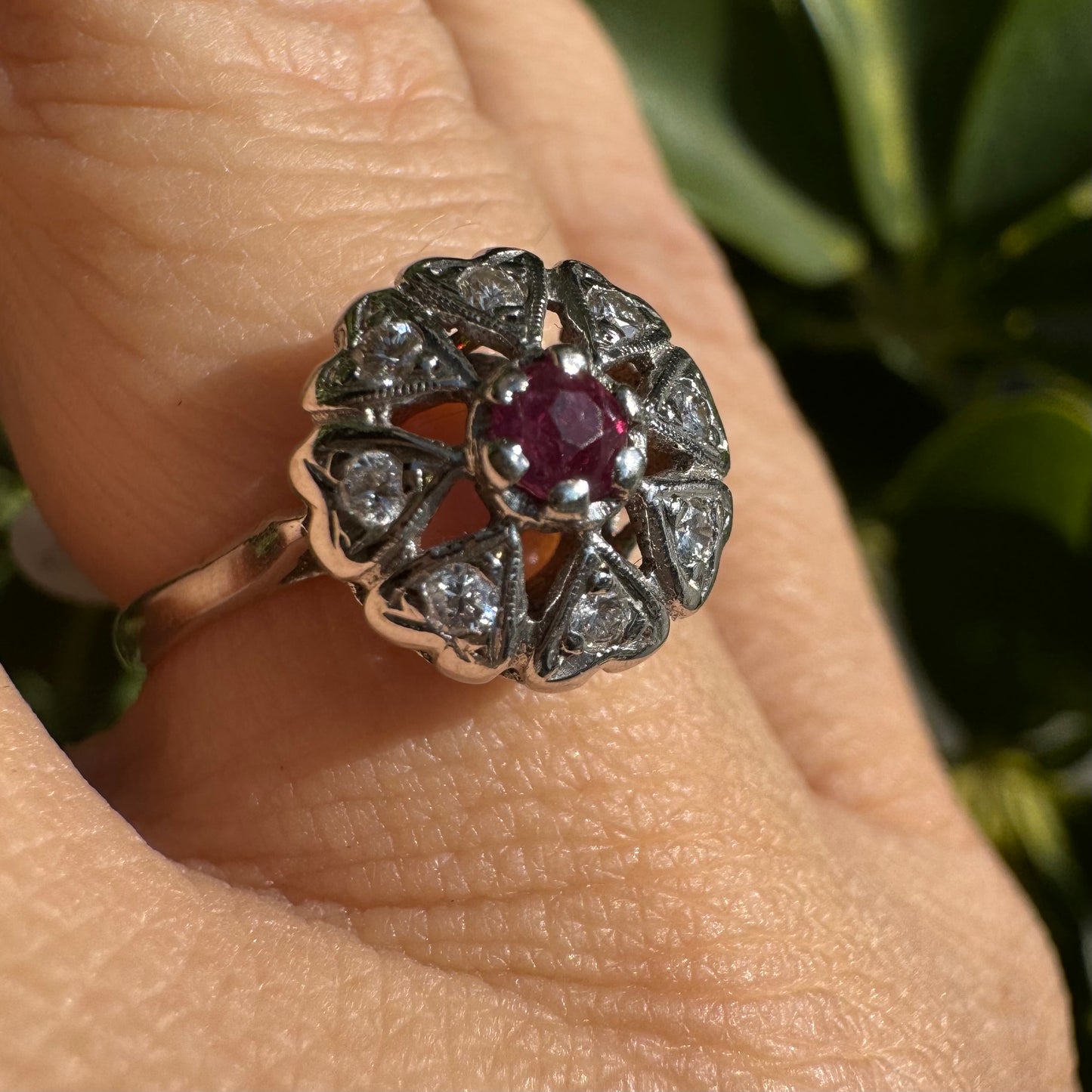 טבעת זהב לבן 14 קראט משובצת אבן רובי ויהלומים