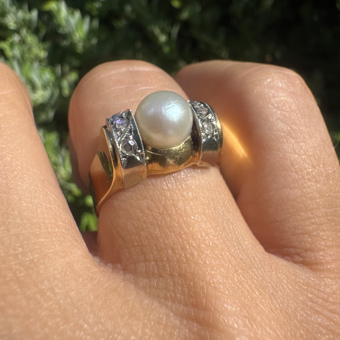 18K gold ring set with a central round Pearl & Diamonds.