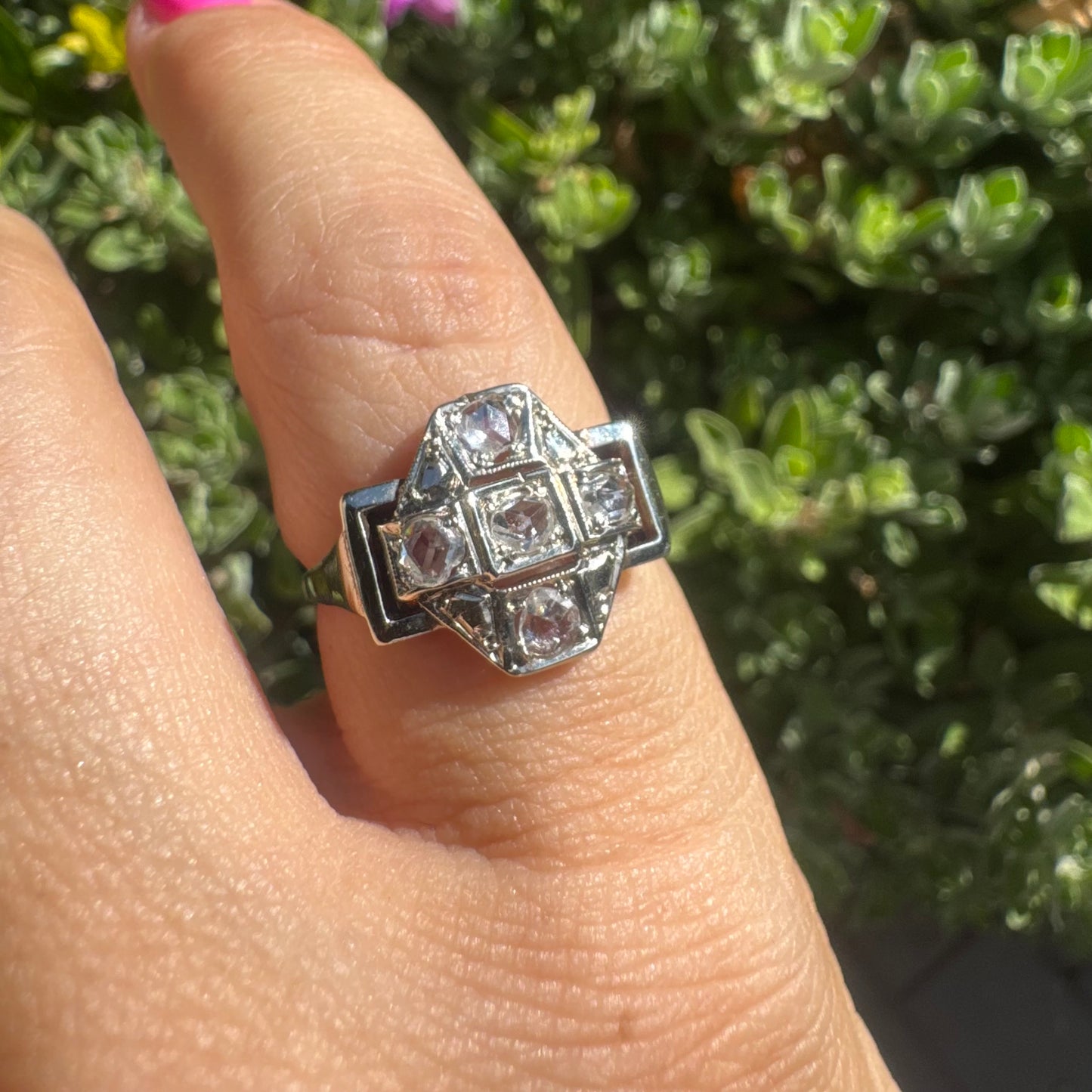 Art Deco ring in 18K gold, featuring a geometric design set with rose-cut Diamonds.