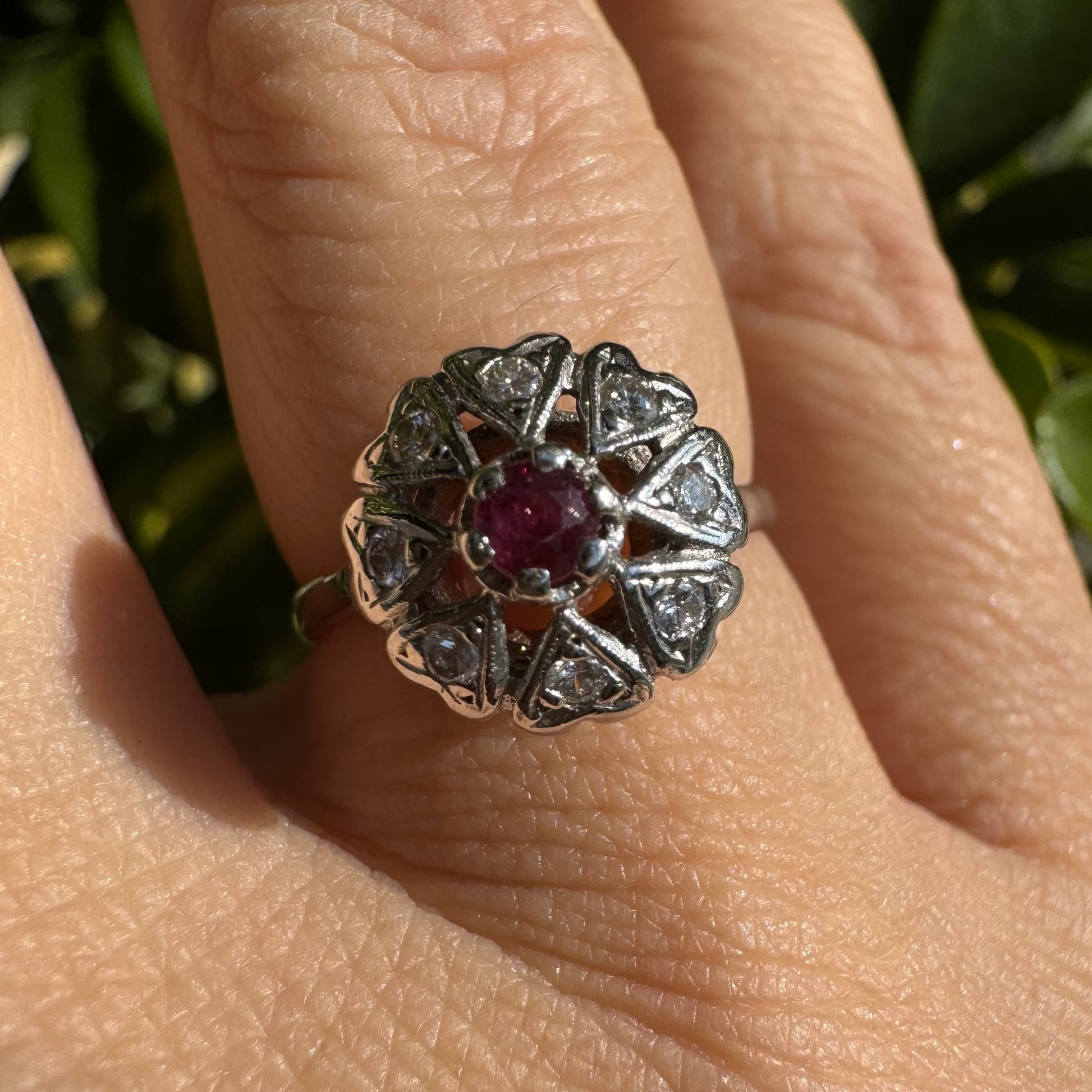 טבעת זהב לבן 14 קראט משובצת אבן רובי ויהלומים