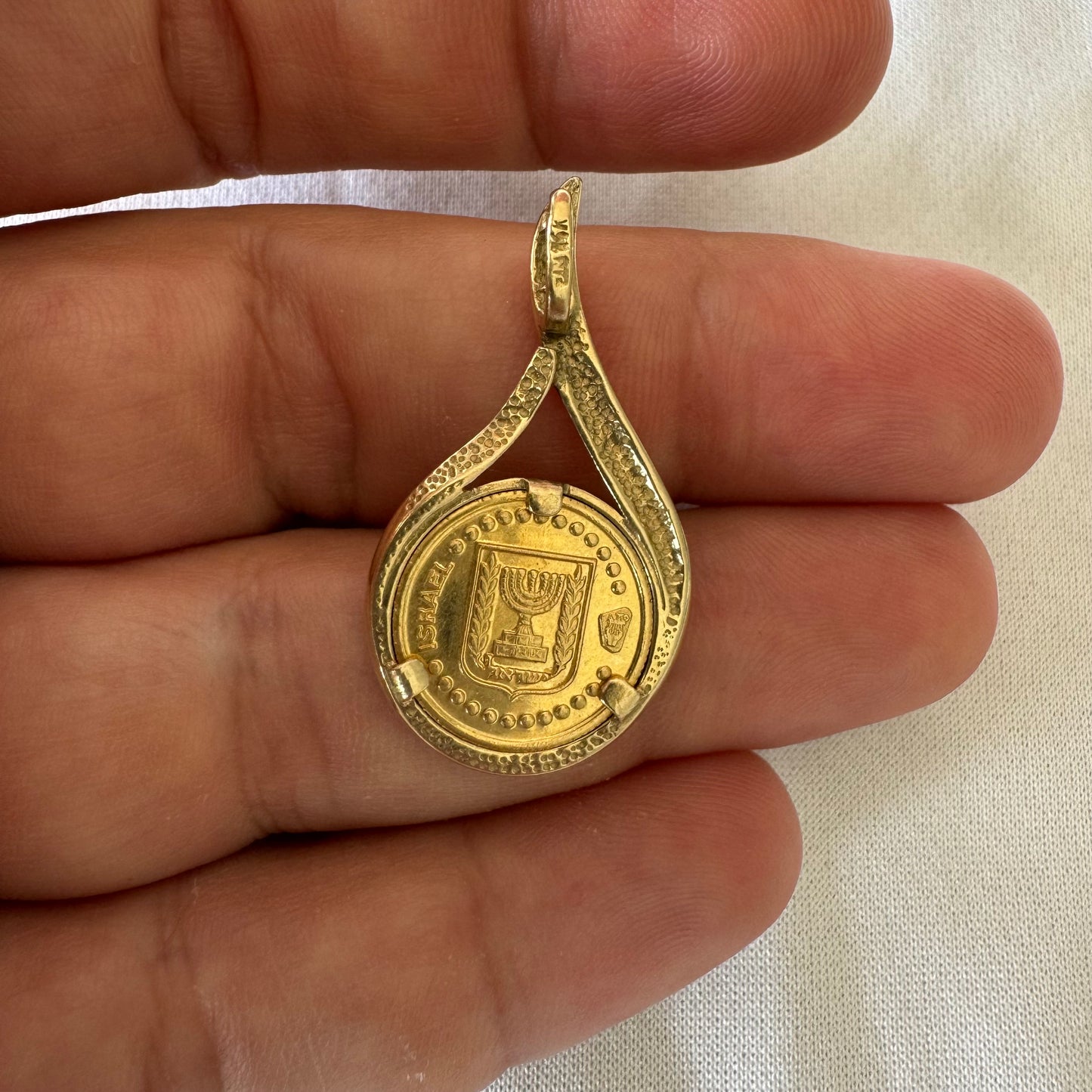 תליון זהב 14 קראט בעיצוב טיפתי ייחודי, משובץ מדלית זהב.