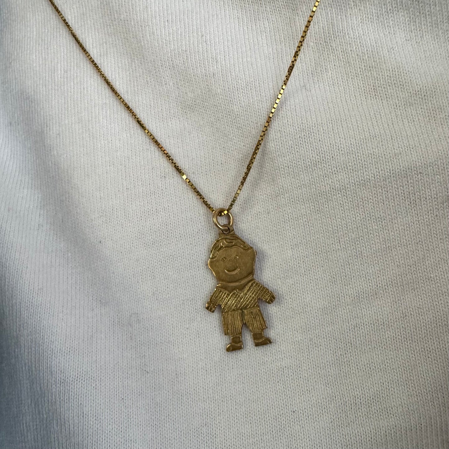 תליון זהב 9 קראט בעיצוב קלאסי ומרגש של דמות ילד.