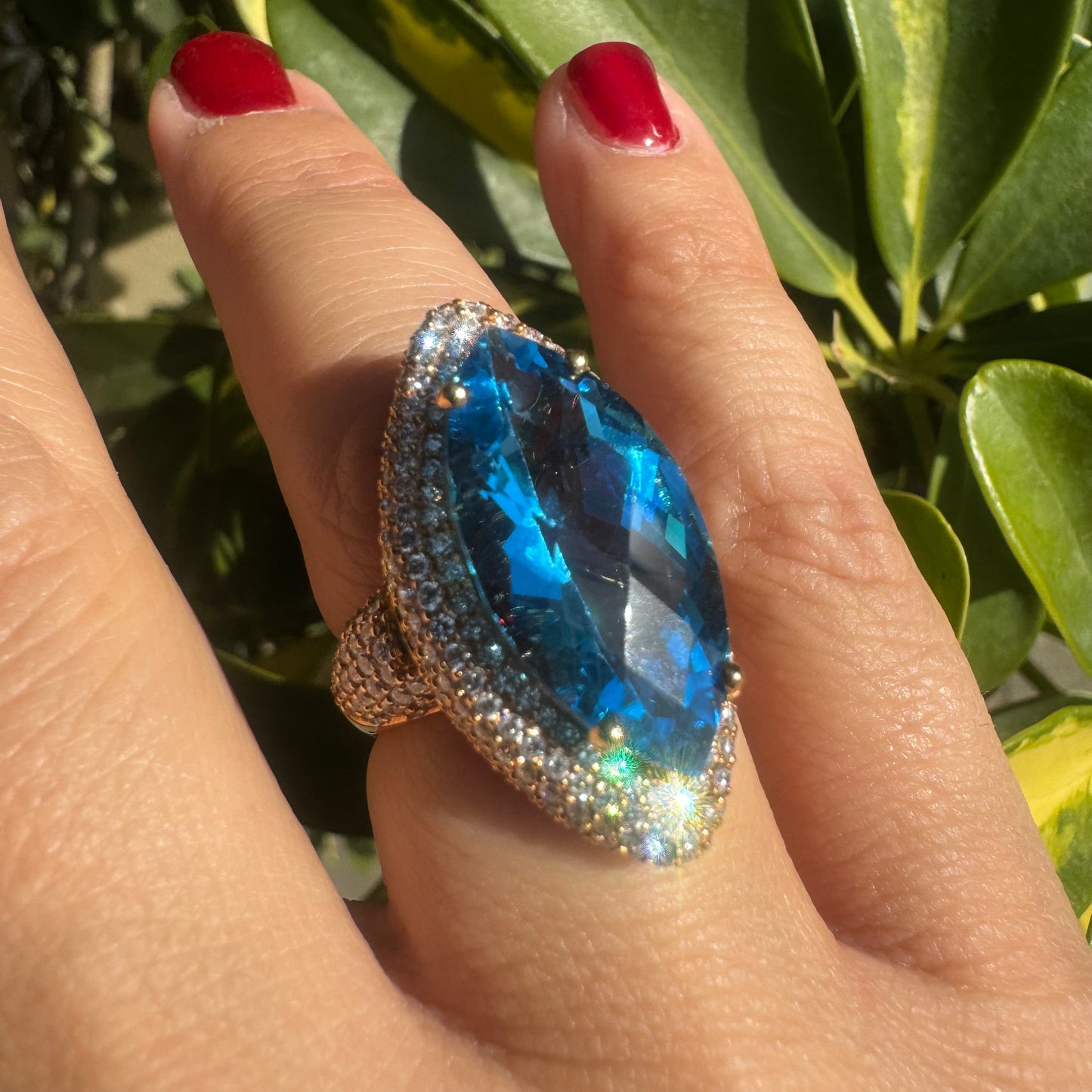 18K gold ring set with Blue Topaz & Diamonds