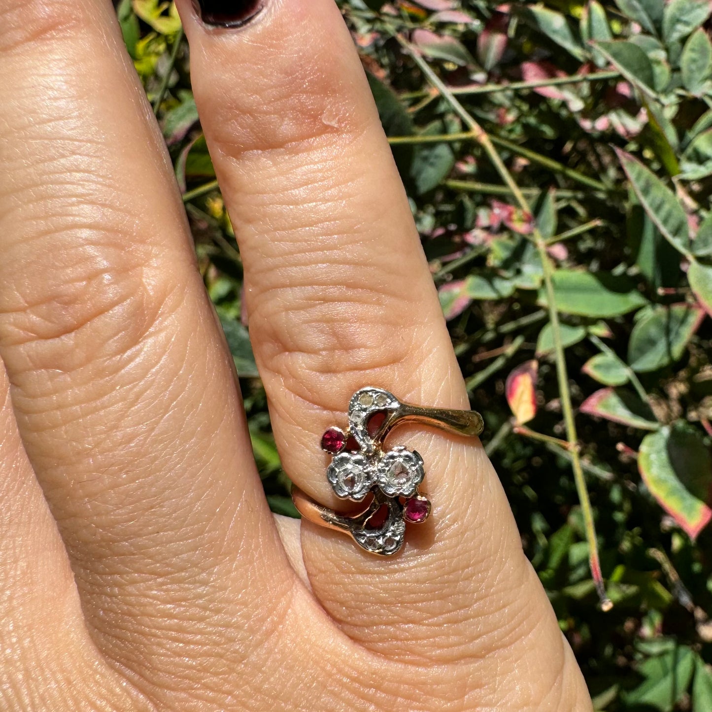 טבעת זהב אדום 18 קראט משובצת אבני רובי ויהלומים