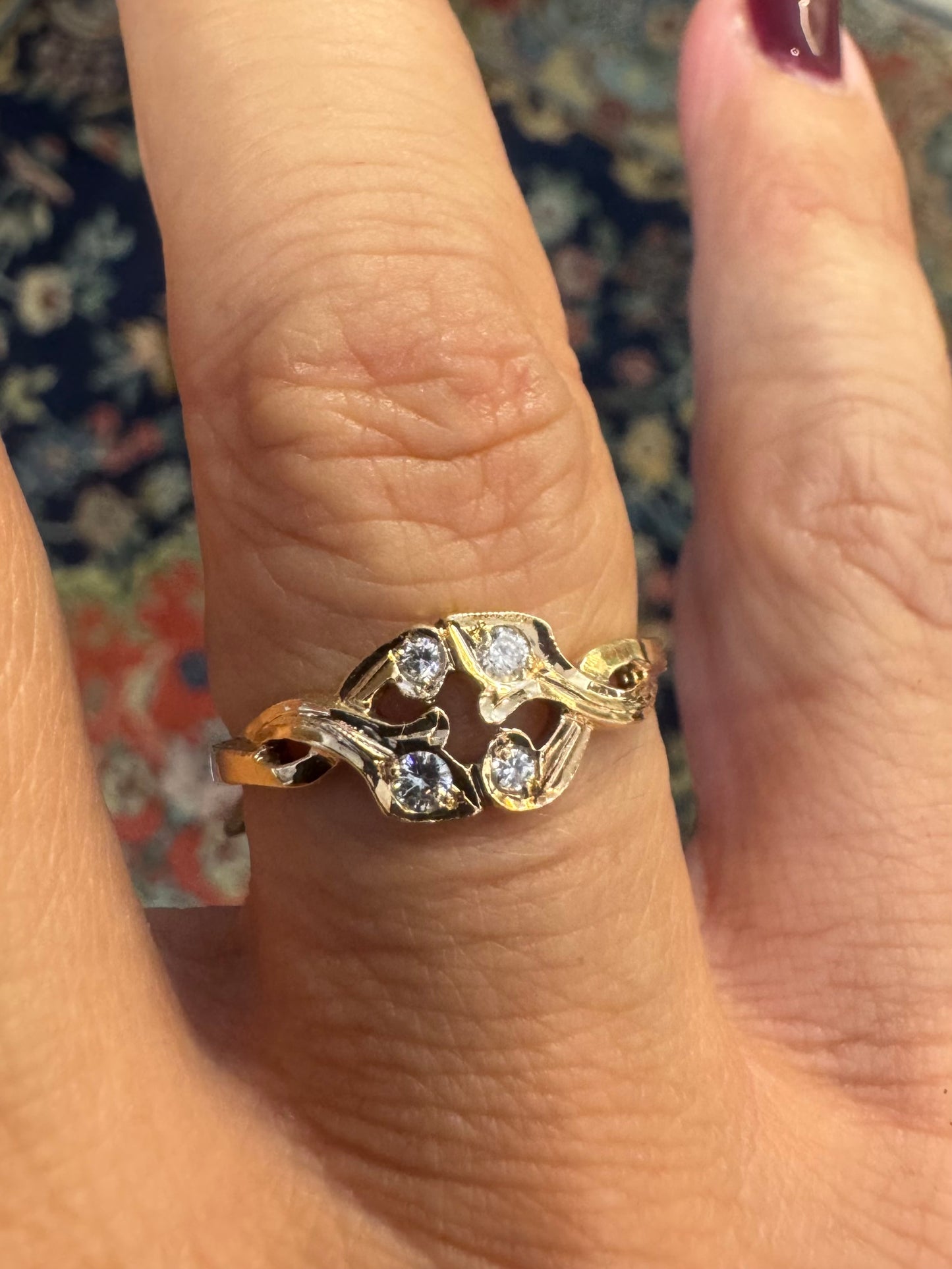 14K gold ring with an openwork design, adorned with 4 sparkling Diamonds