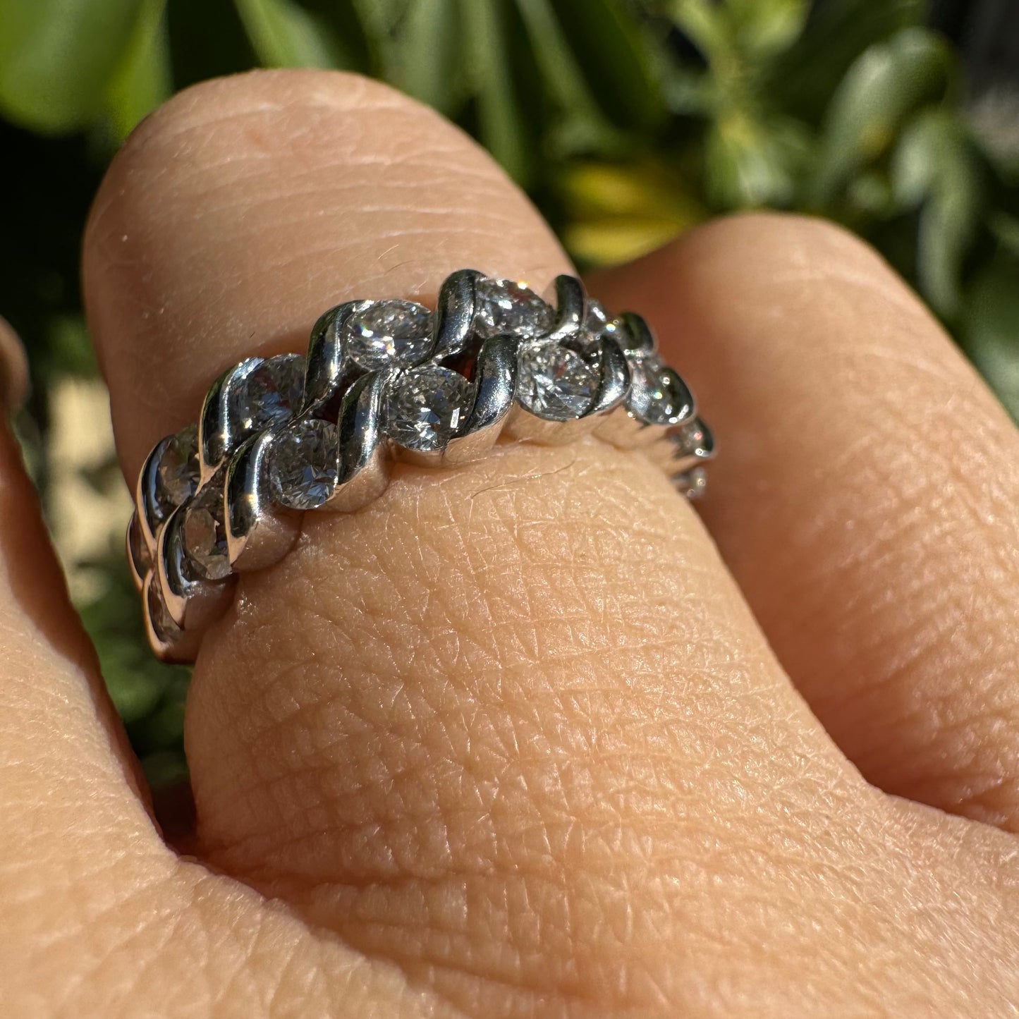 טבעת זהב לבן 14 קראט משובצת יהלומים אלגנטית, בעיצוב “שרשרת” עם שיבוץ שתי שורות של יהלומים עגולים בברק מרשים.