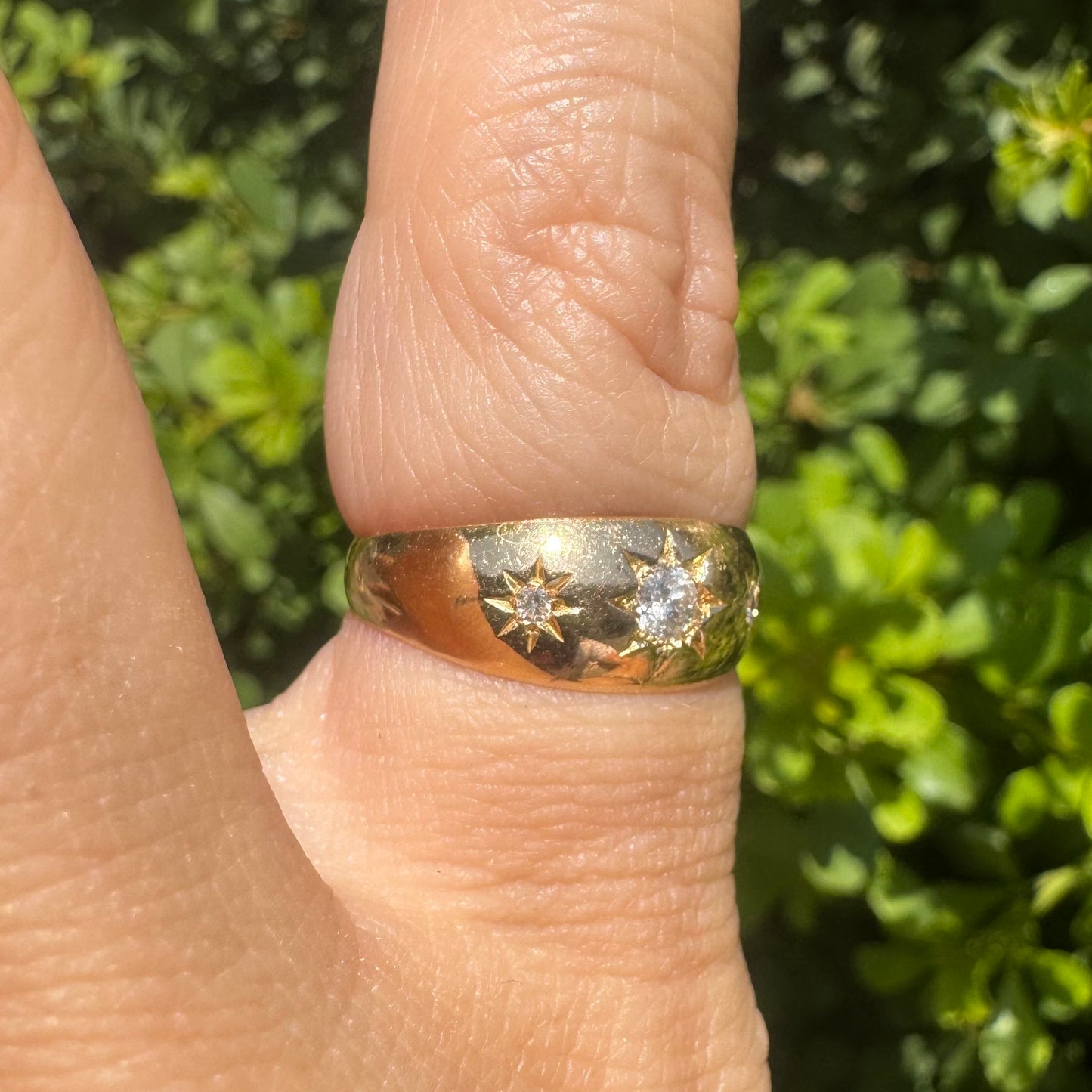18K gold star ring set with Diamonds