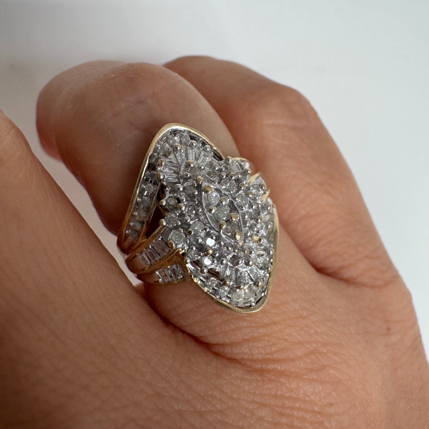 טבעת זהב צהוב 10 קראט משובצת יהלומים, בעיצוב מרקיזה עשיר ומרשים עם נוכחות יוצאת דופן.