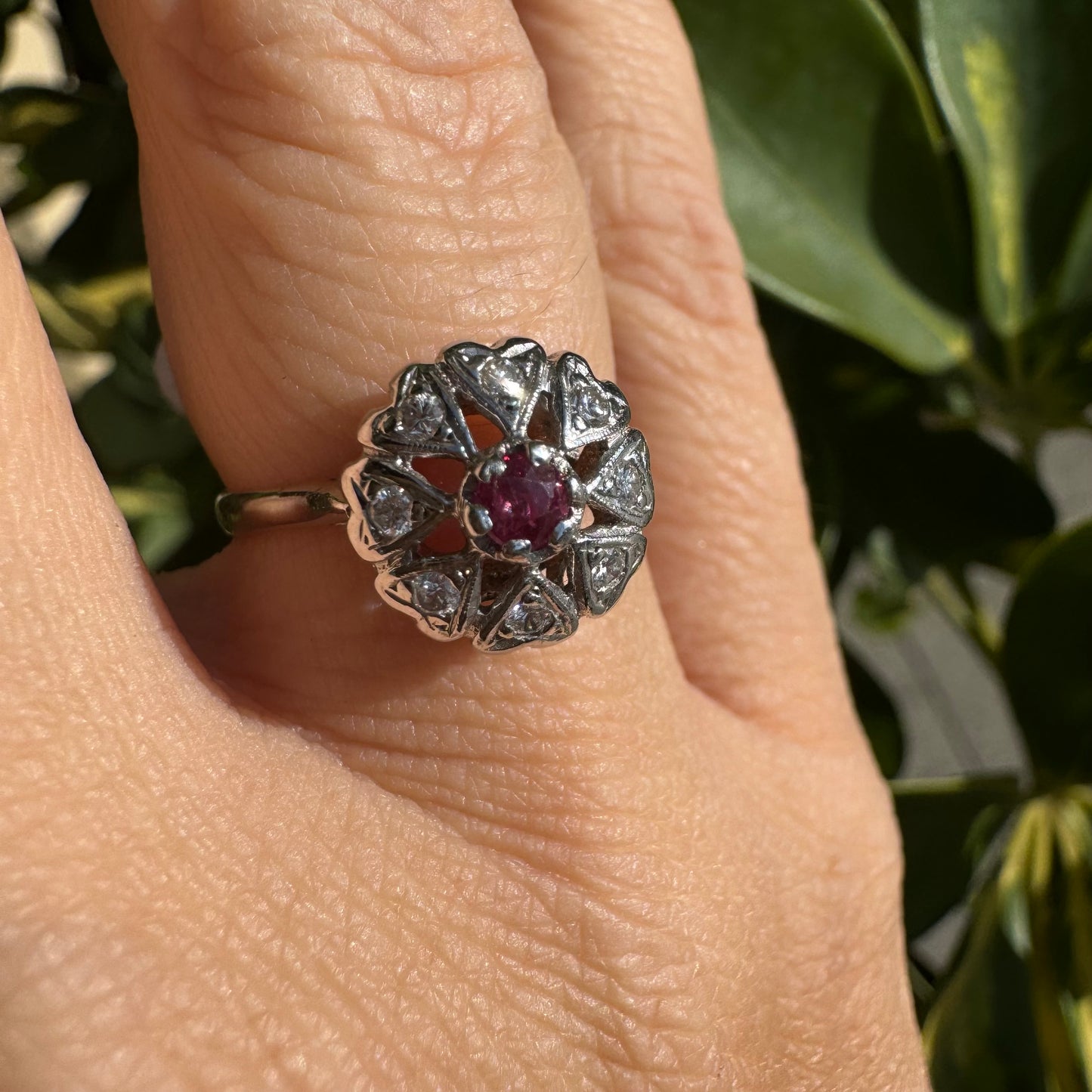 טבעת זהב לבן 14 קראט משובצת אבן רובי ויהלומים