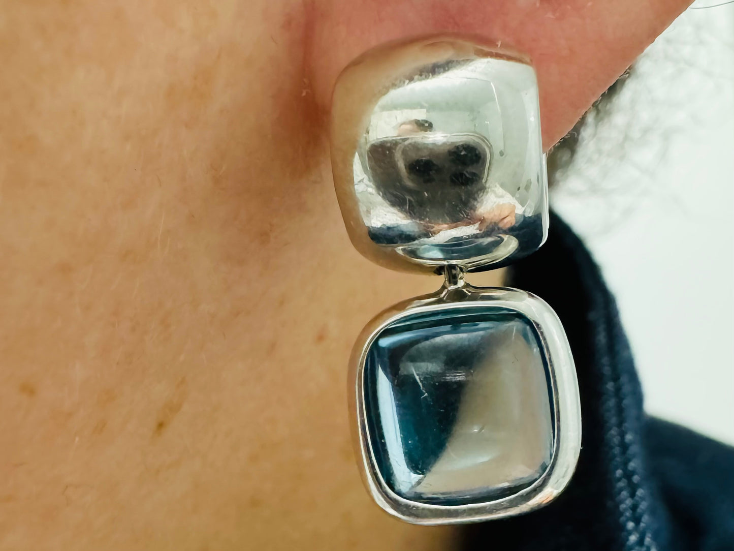 18K gold drop earrings featuring cushion-shaped Aquamarine in a smooth bezel setting, with a polished, modern design.