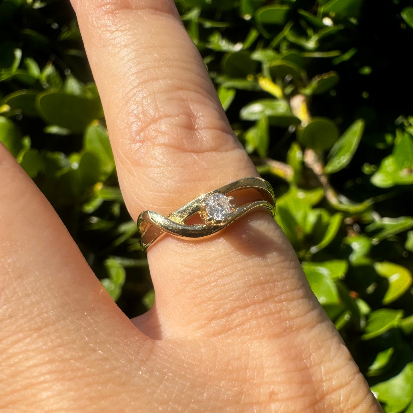 טבעת זהב צהוב 14 קראט משובצת יהלום מרכזי במשקל 0.11 קראט