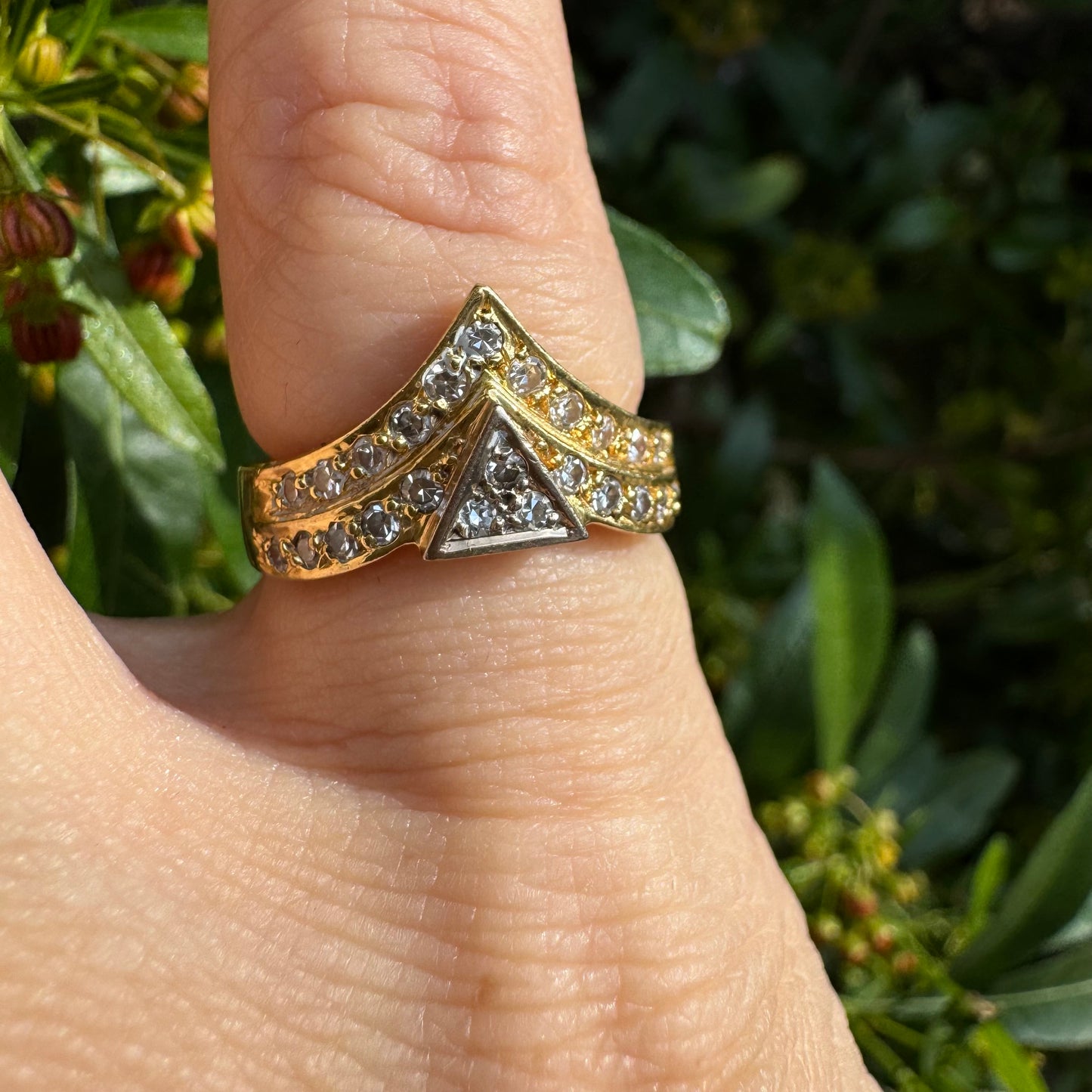 18K gold ring set with Diamonds