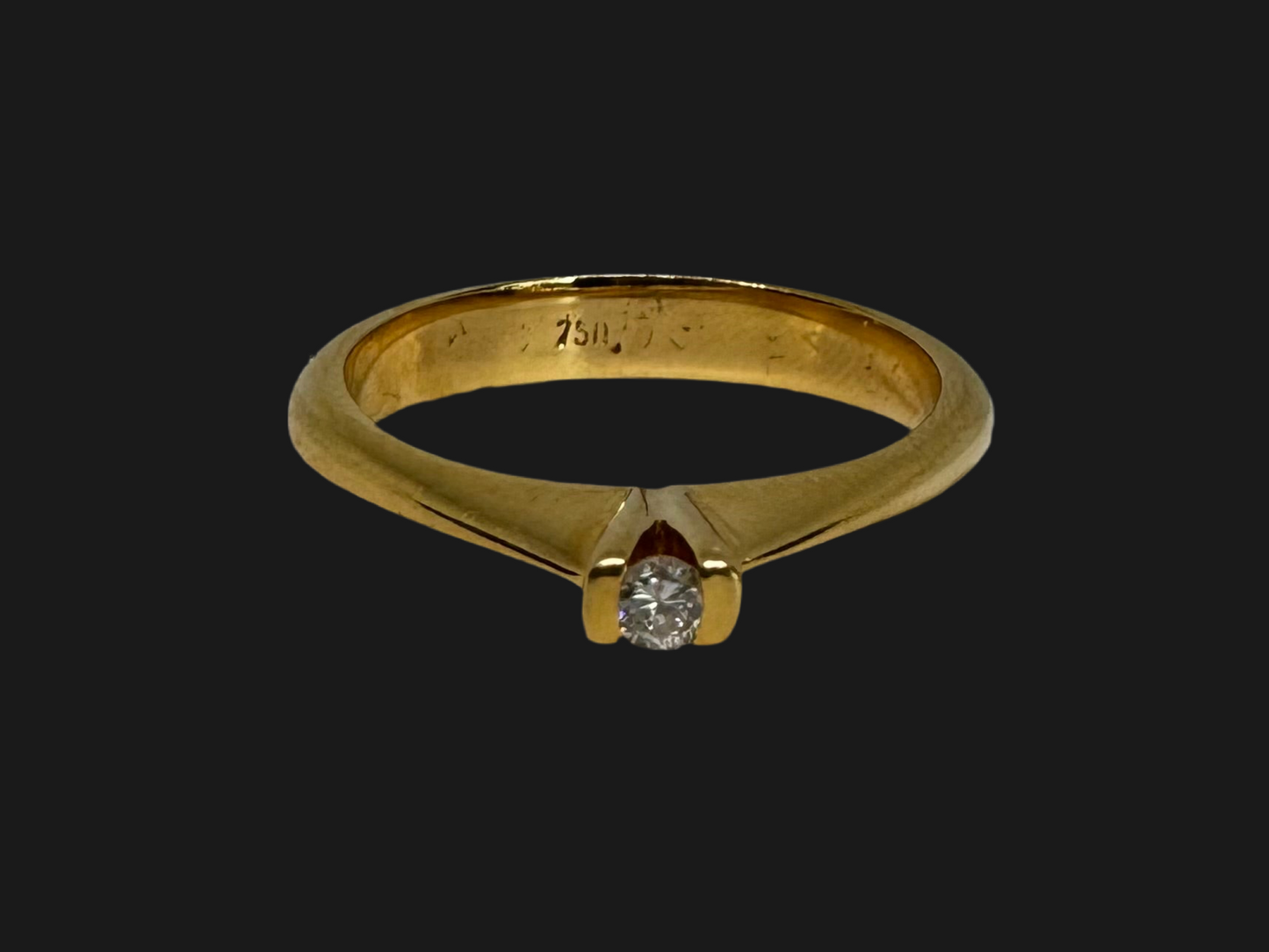 18K gold ring set with one center Diamond