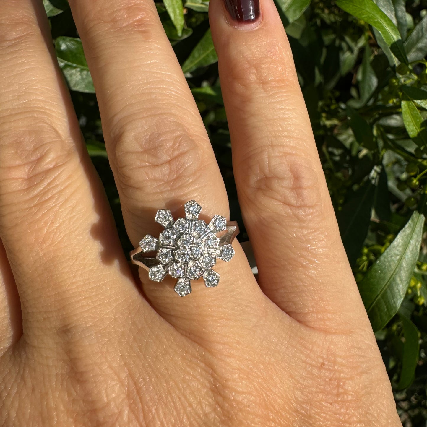 14K white gold ring set with Diamonds in a floral geometric pattern