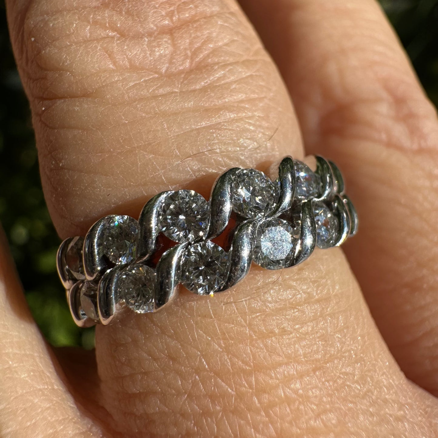 טבעת זהב לבן 14 קראט משובצת יהלומים אלגנטית, בעיצוב “שרשרת” עם שיבוץ שתי שורות של יהלומים עגולים בברק מרשים.