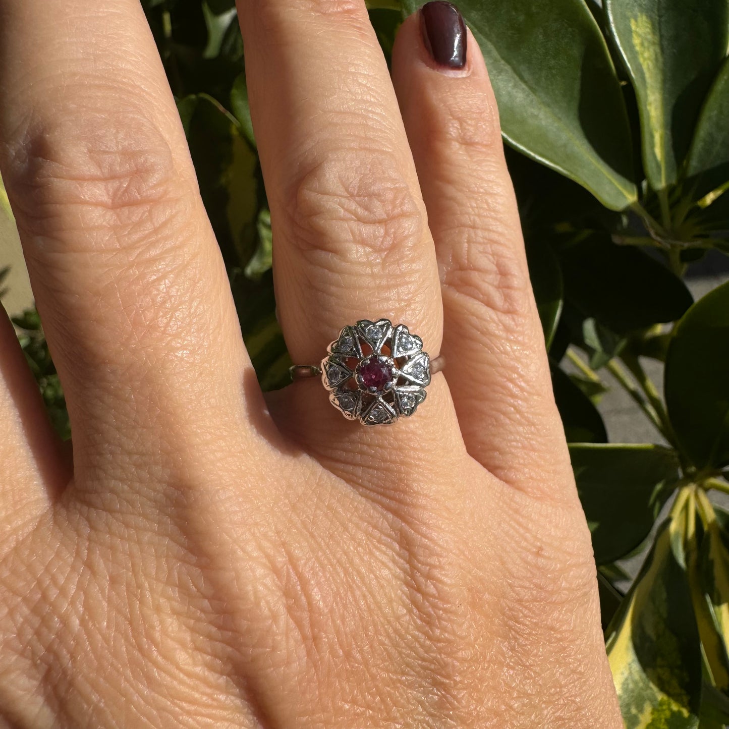 טבעת זהב לבן 14 קראט משובצת אבן רובי ויהלומים