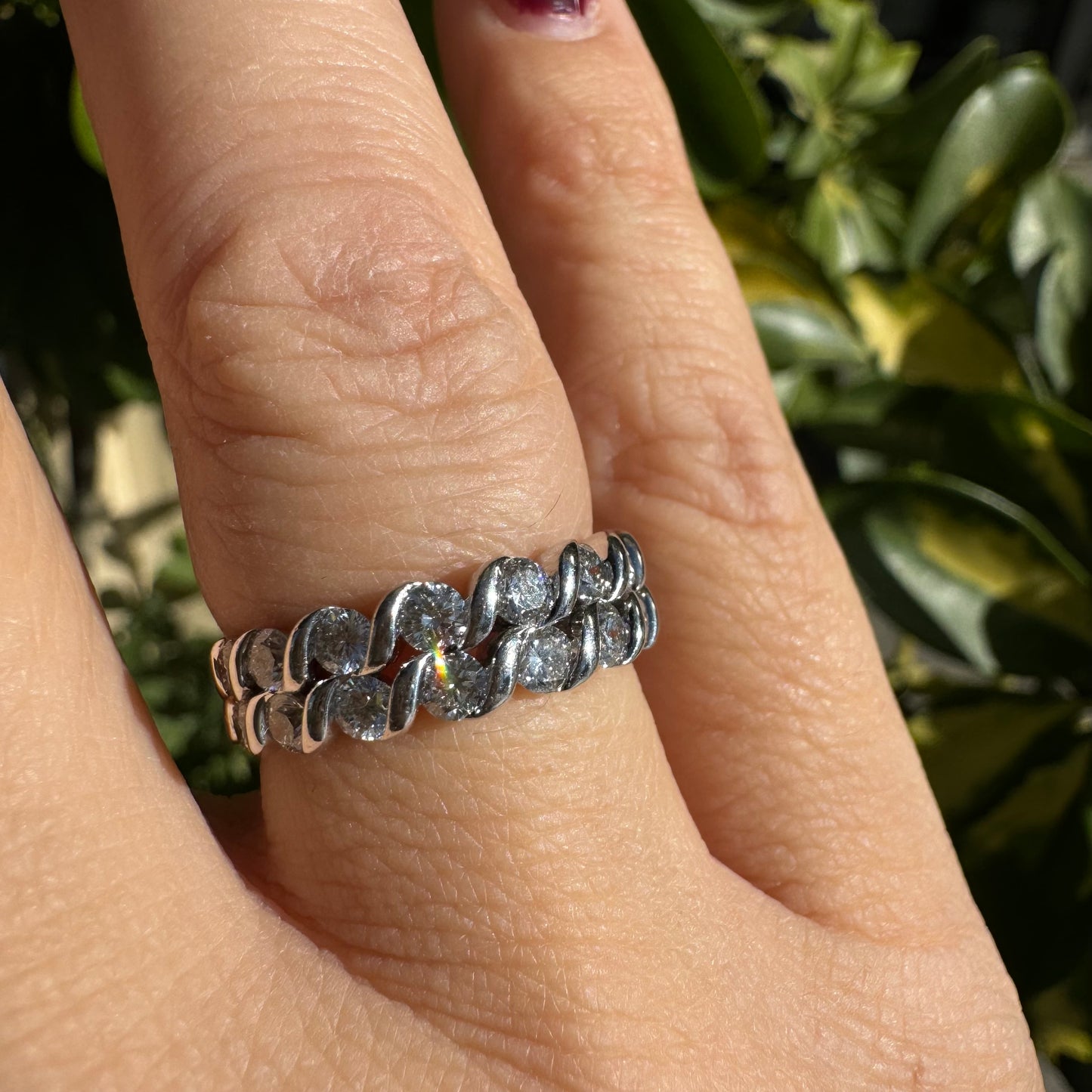 טבעת זהב לבן 14 קראט משובצת יהלומים אלגנטית, בעיצוב “שרשרת” עם שיבוץ שתי שורות של יהלומים עגולים בברק מרשים.