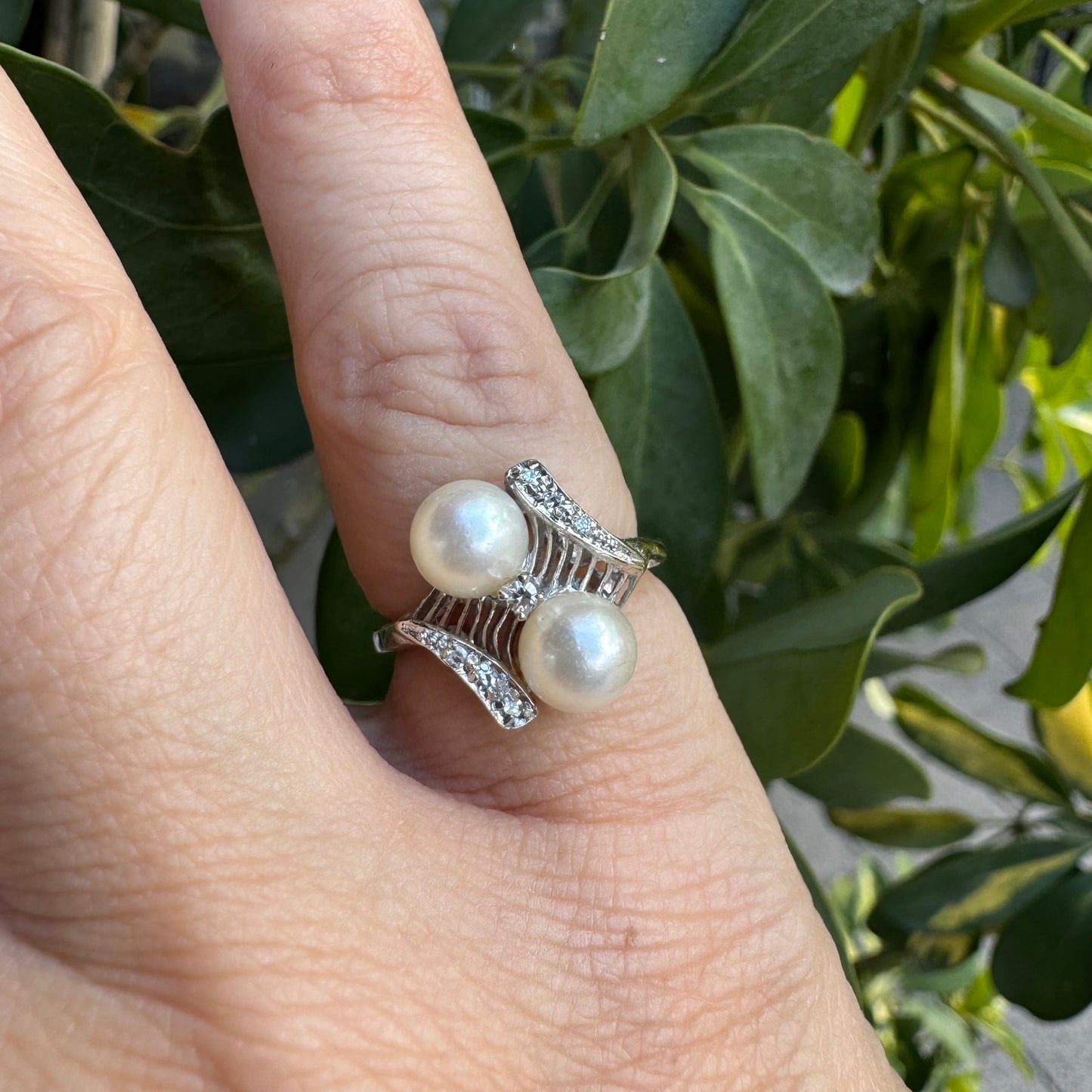 טבעת זהב לבן 14 קראט משובצת שתי פנינים ויהלומים