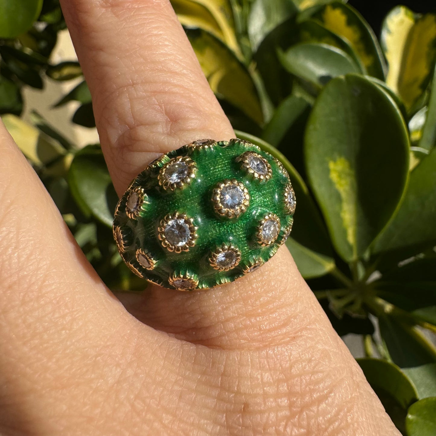 טבעת זהב צהוב 18 קראט משובצת יהלומים ואמייל ירוק