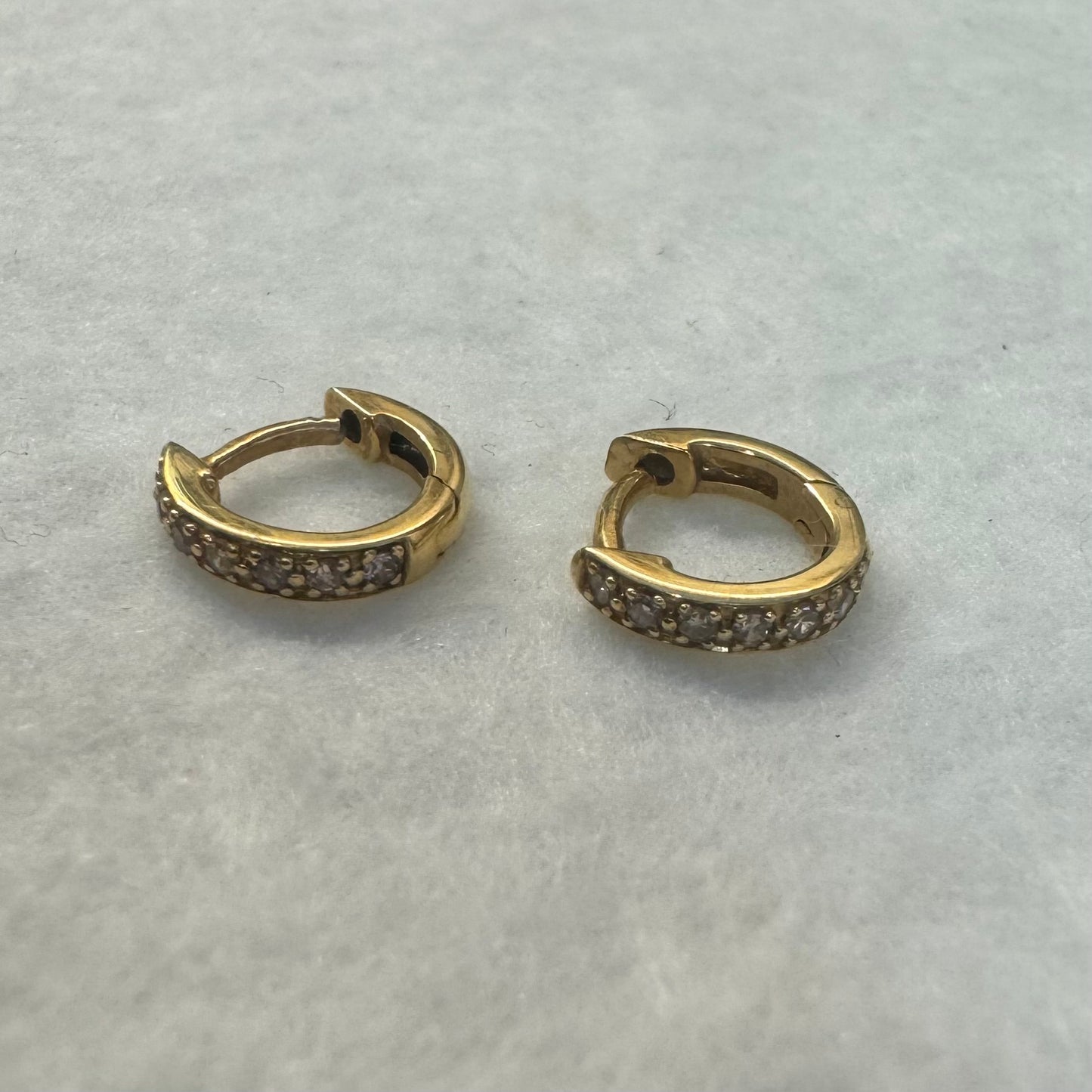 18K gold “Tous” hoop earrings set with Diamonds