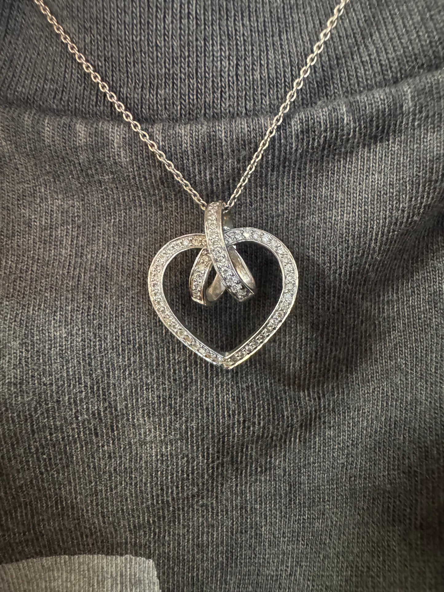 שרשרת ותליון לב זהב לבן 14 קראט משובץ יהלומים נוצצים.