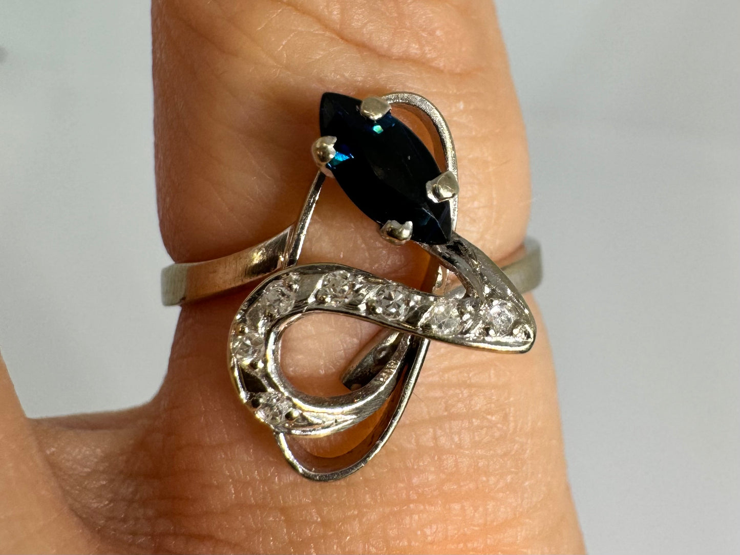 טבעת זהב 18 קראט משובצת ספיר ויהלומים