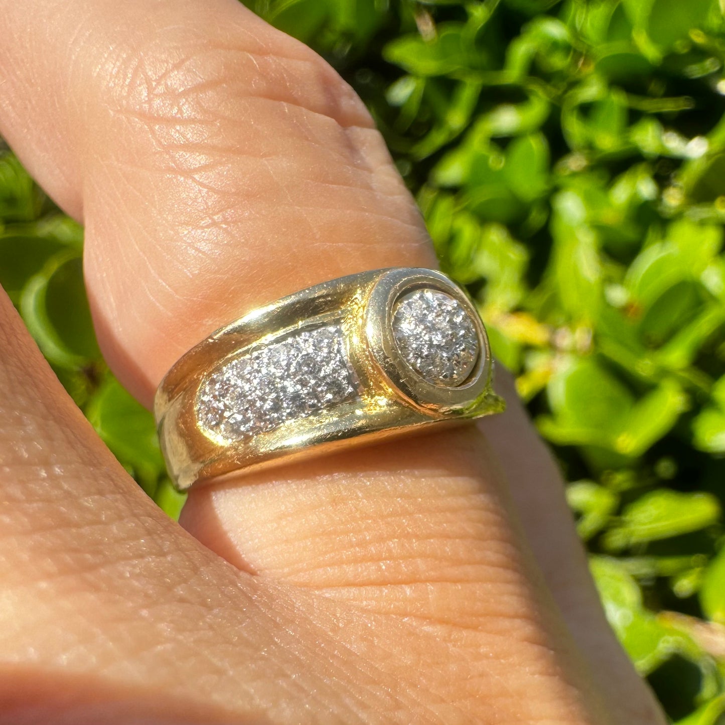 18K gold ring set with Diamonds