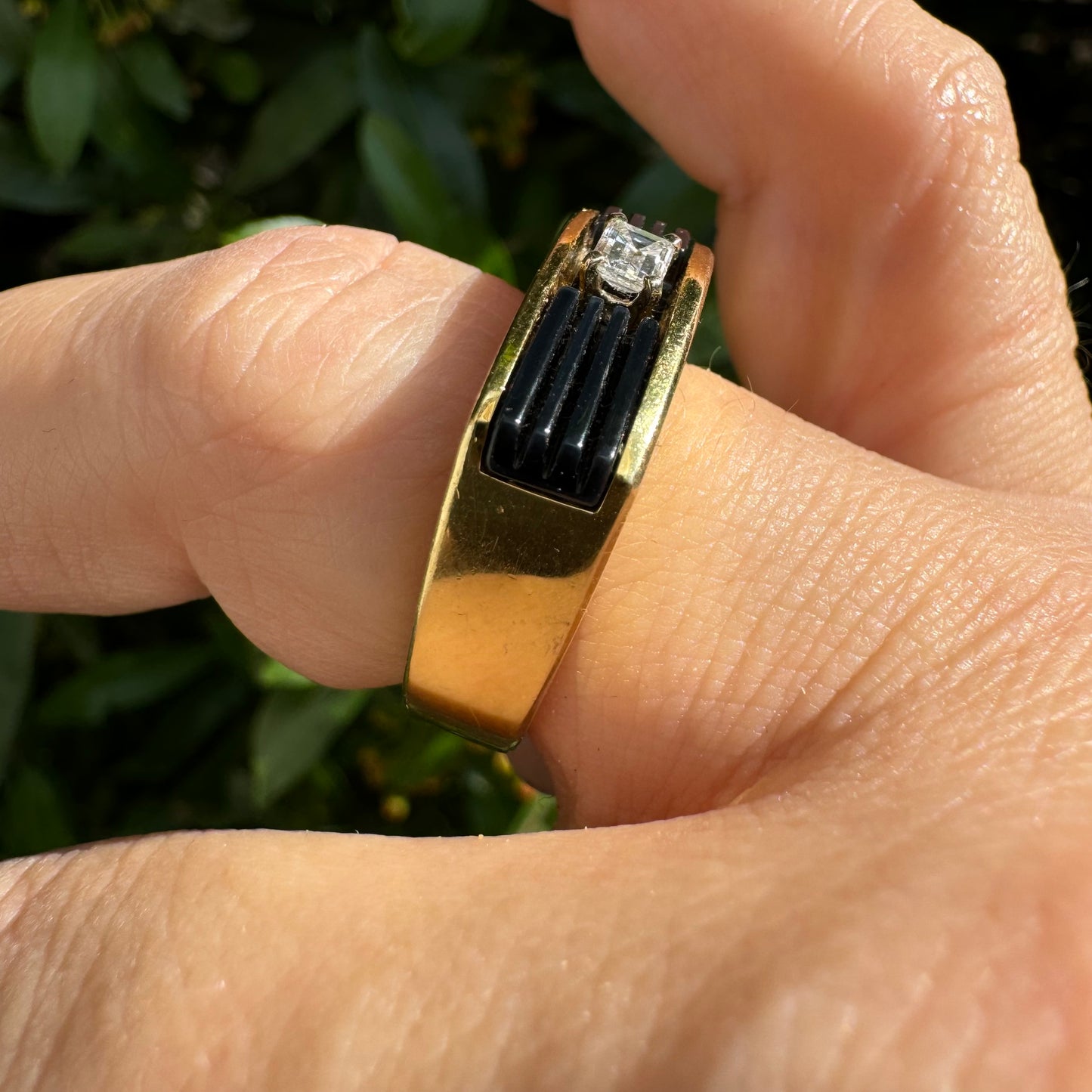 18K gold ring set with one center Diamond