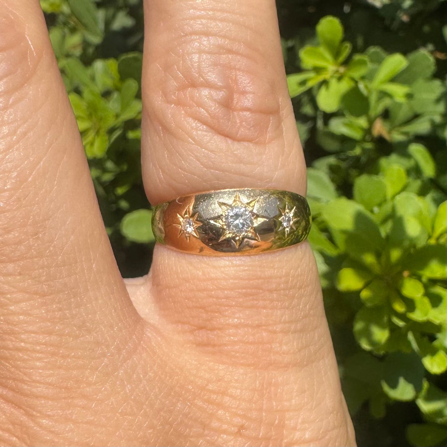 18K gold star ring set with Diamonds
