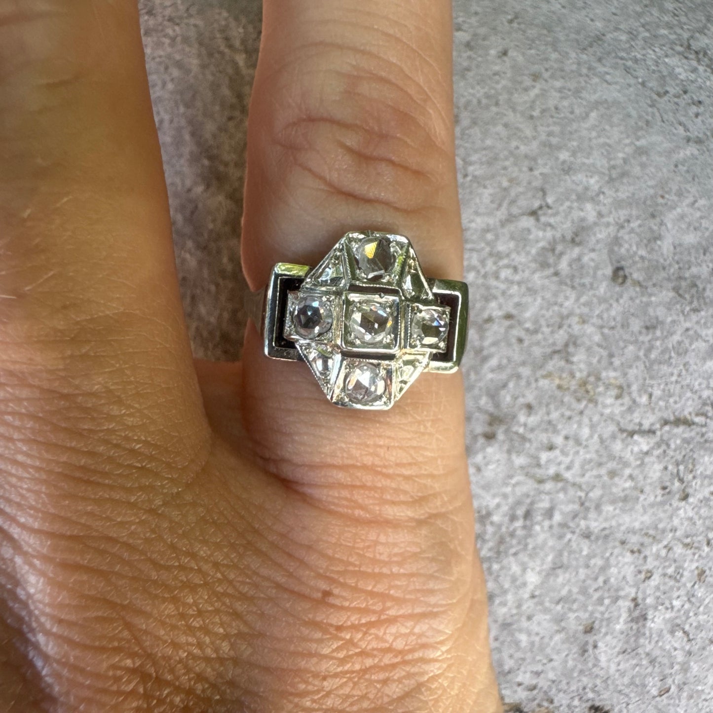 Art Deco ring in 18K gold, featuring a geometric design set with rose-cut Diamonds.