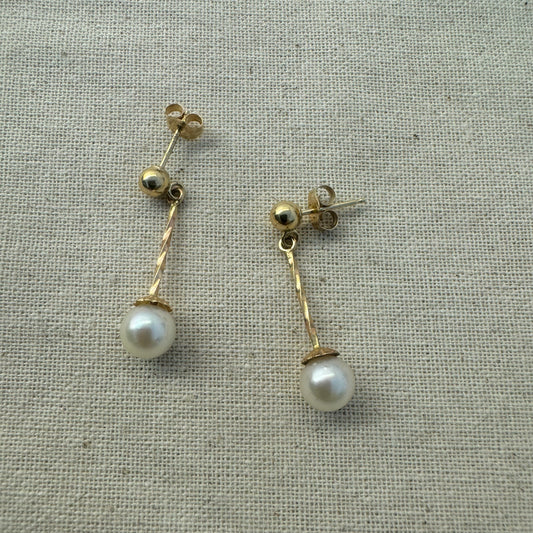 14K gold earrings set with Pearl