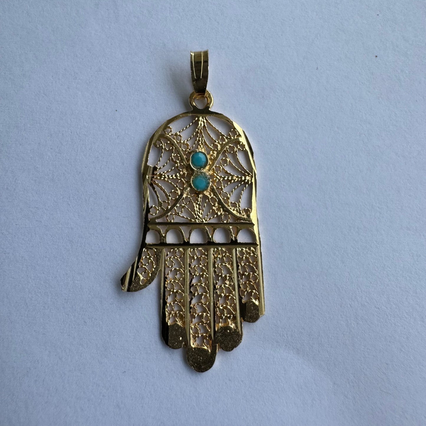 תליון זהב צהוב 14 קראט ״חמסה״ משובצת אבני טורקיז
