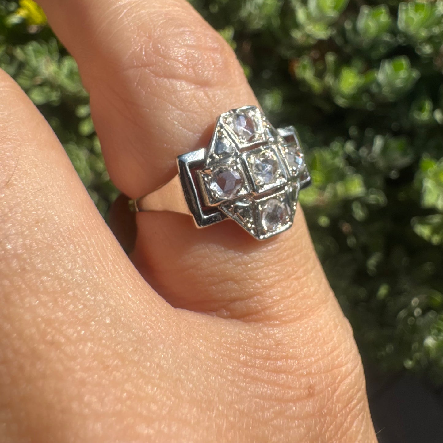 Art Deco ring in 18K gold, featuring a geometric design set with rose-cut Diamonds.