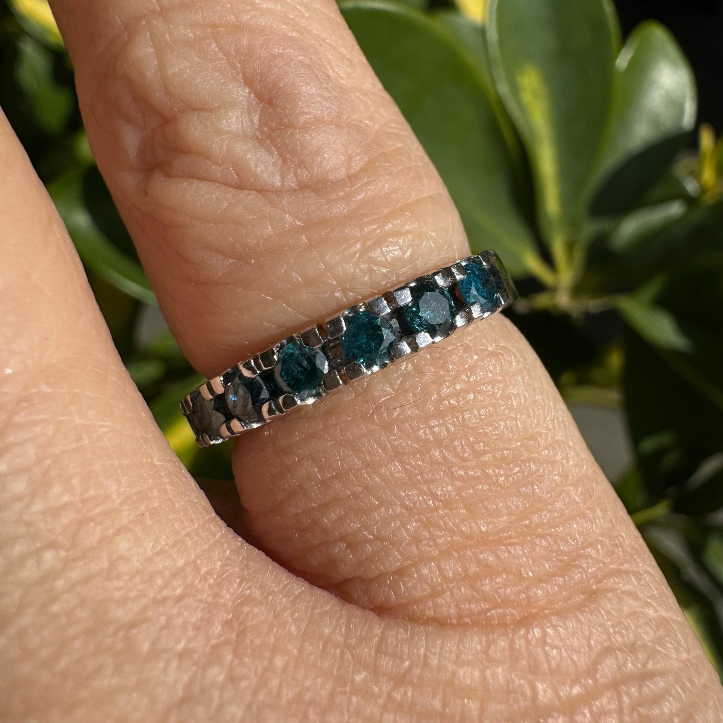 טבעת זהב לבן 14 קראט, חצי איטרניטי, משובצת יהלומים בצבע כחול