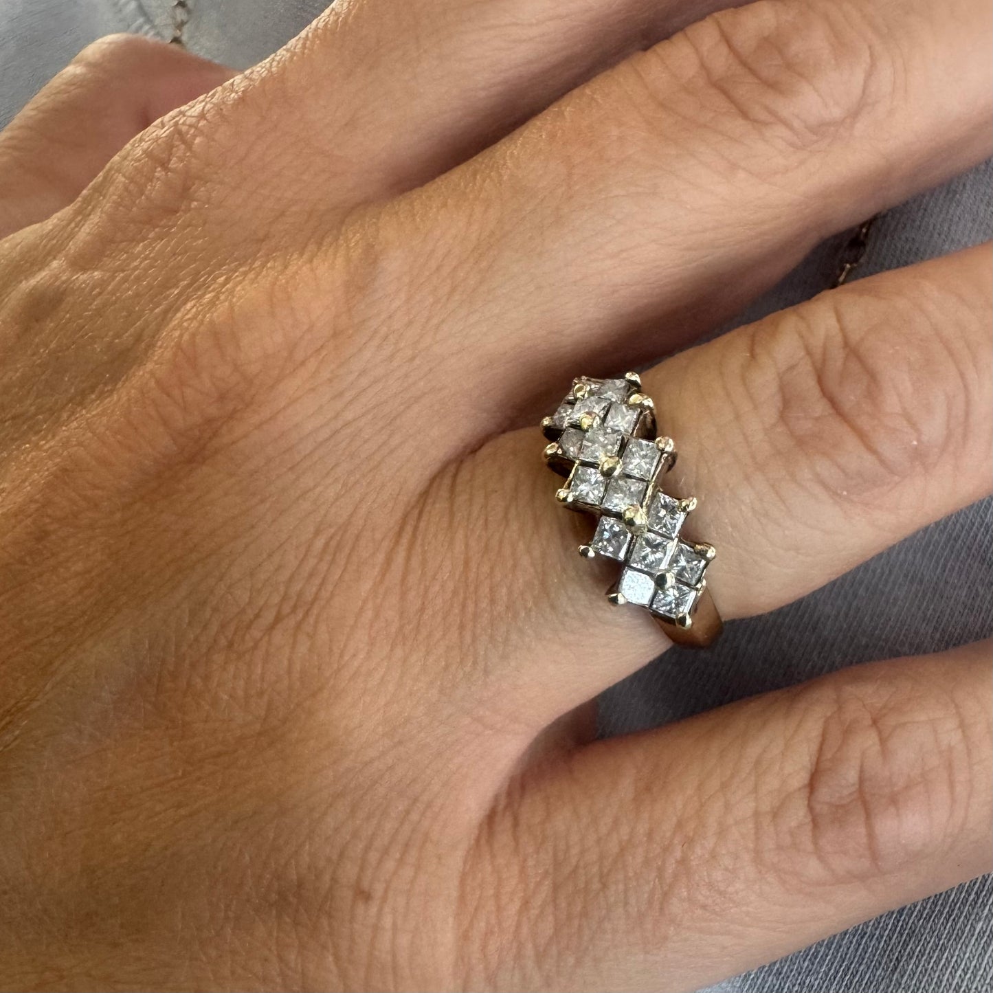 טבעת זהב צהוב 14 קראט משובצת יהלומים בחיתוך מרובע