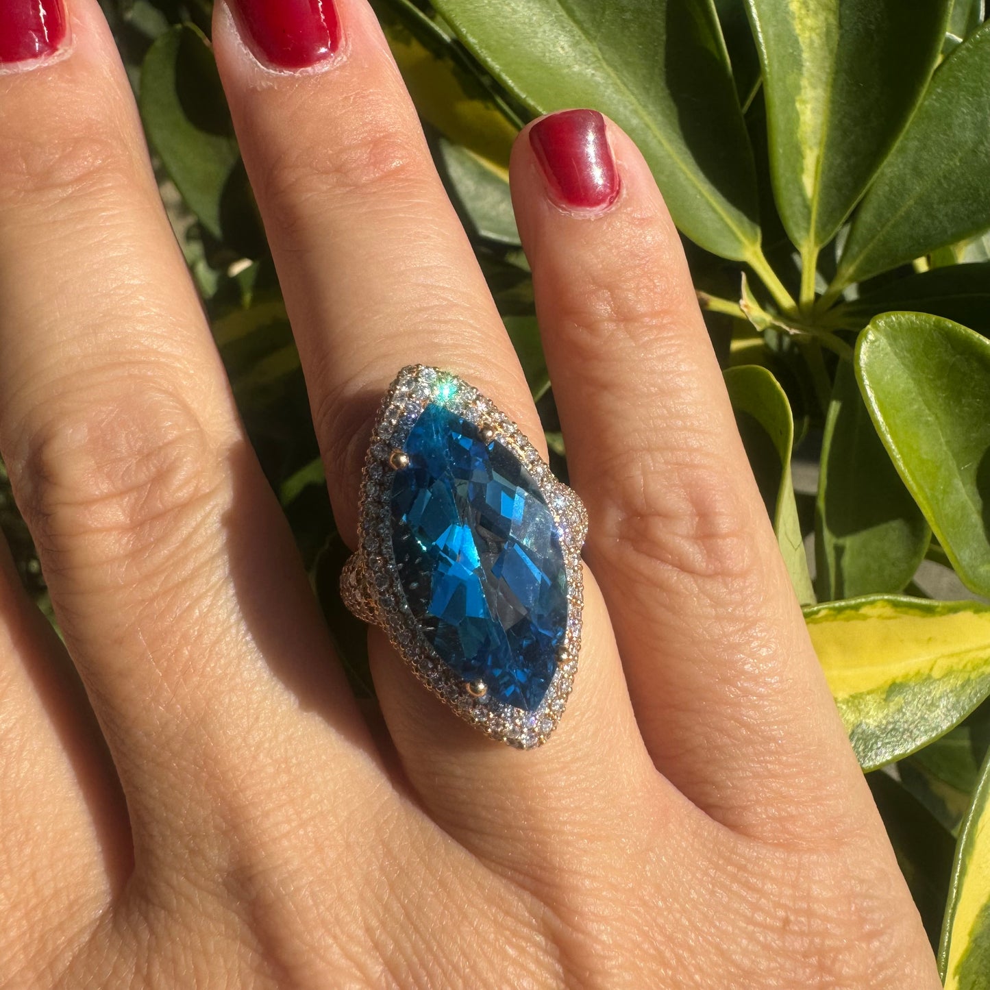 18K gold ring set with Blue Topaz & Diamonds