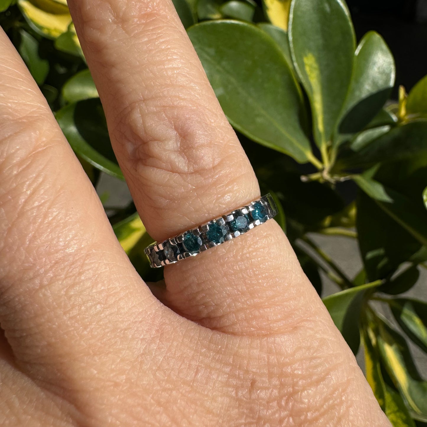 טבעת זהב לבן 14 קראט, חצי איטרניטי, משובצת יהלומים בצבע כחול