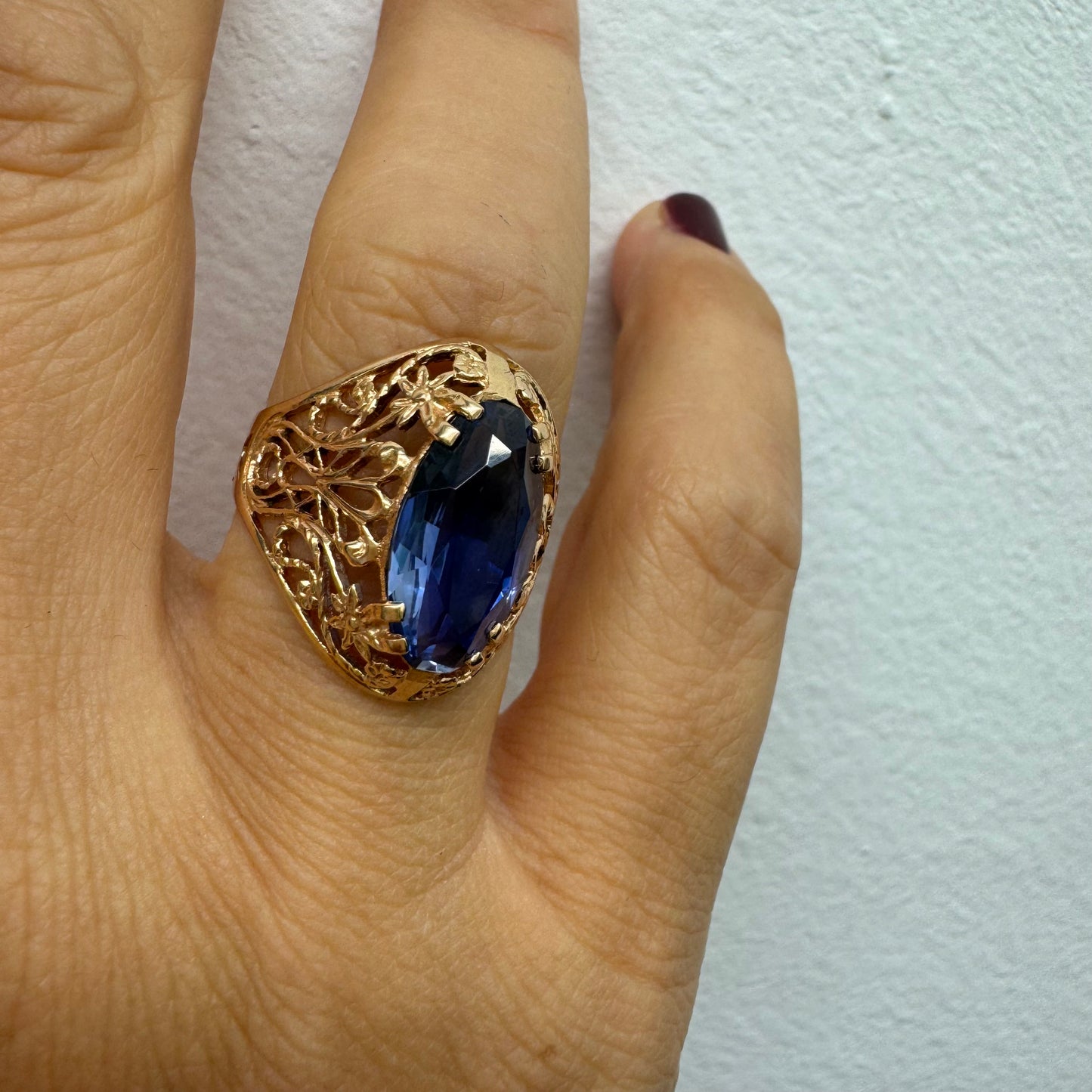 טבעת זהב 14 קראט משובצת אבן טנזנייט גדולה בחיתוך אליפסה, בעיצוב תחרה מרהיב