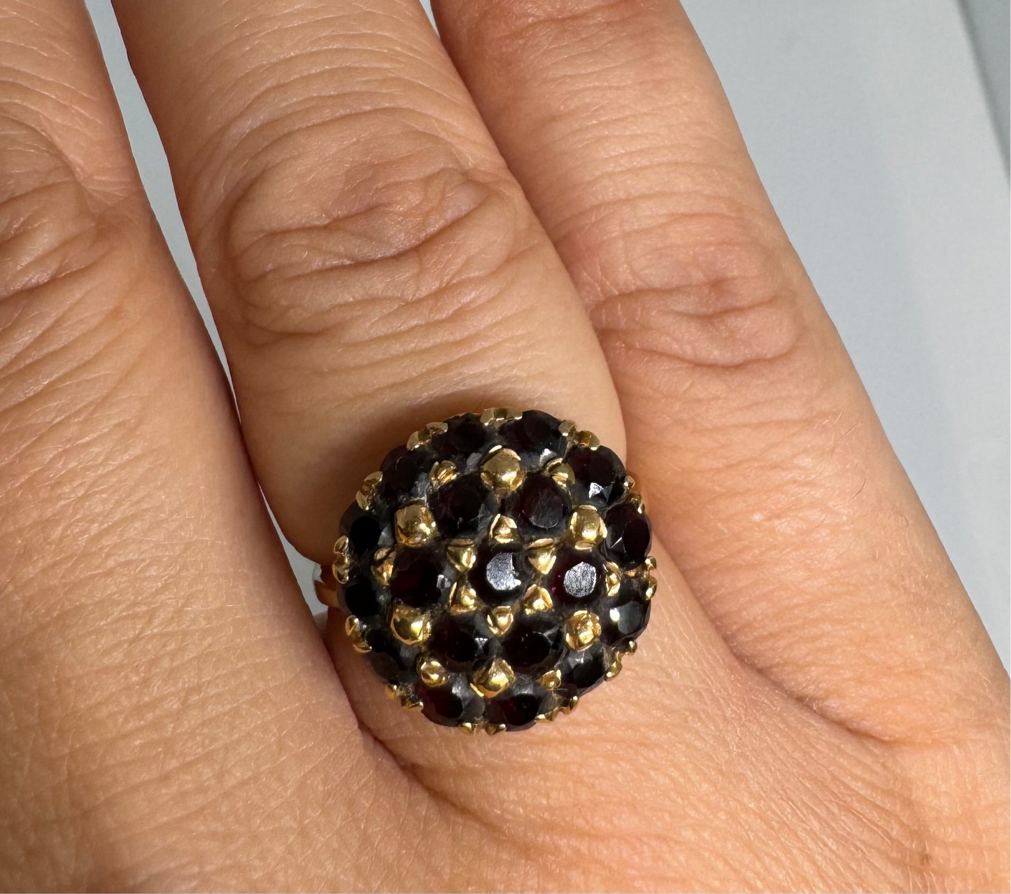 טבעת זהב צהוב 18 קראט משובצת אבני גרנט בצבע אדום-יין